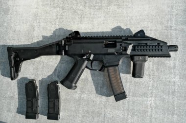 Makineli tüfek masanın üstünde. Makineli tüfekle yakın çekim. askeri silah.