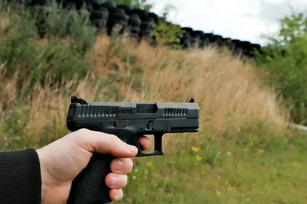 Tangannya Memegang Senjata Api Pistol Pelatihan Lapangan Tembak — Stok Foto
