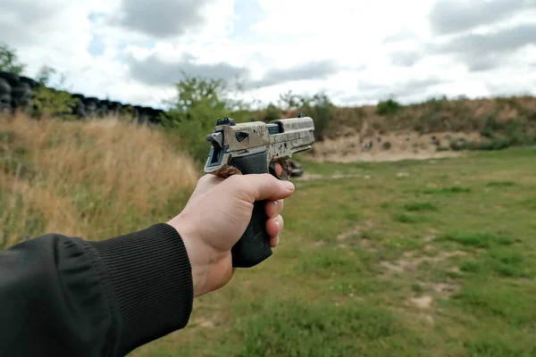 Hand Holding Firearm Pistol Training Shooting Range — Φωτογραφία Αρχείου