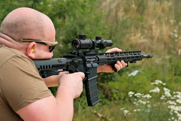 Man Holding Automatic Weapon Man Looks Sight Military Weapon — 스톡 사진