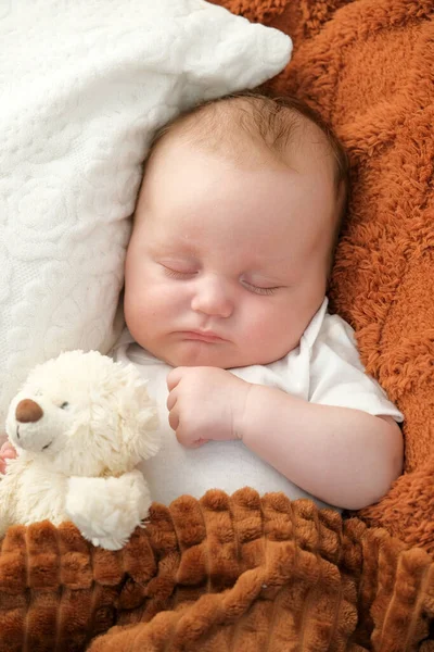 Новорожденный Ребенок Спит Кровати Поблизости Лежит Плюшевый Мишка Мать Ребенок — стоковое фото