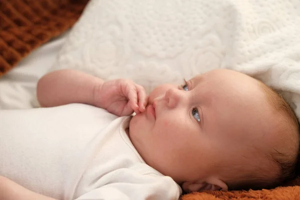 Bayi Yang Baru Lahir Terbaring Tempat Tidur Bayi Bermain Tempat — Stok Foto