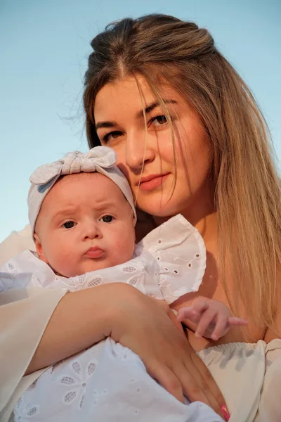 Krásná Dívka Bílých Šatech Novorozeně Dítě Sedí Pláži Písku — Stock fotografie