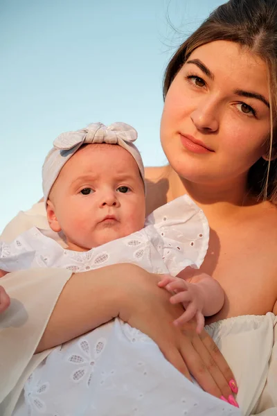 Krásná Dívka Bílých Šatech Novorozeně Dítě Sedí Pláži Písku — Stock fotografie