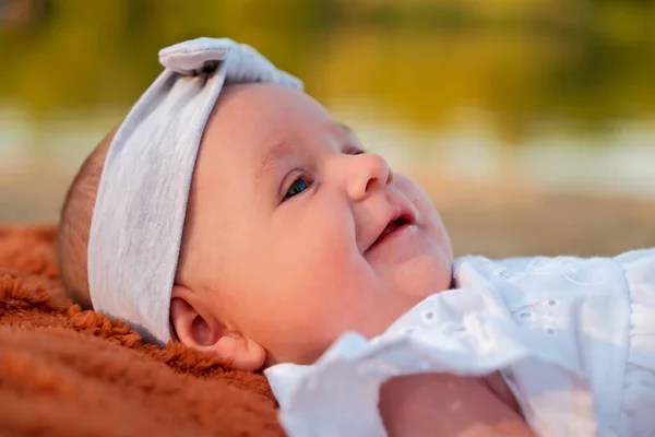 Новорожденная Девочка Лежит Пляже Белом Платье — стоковое фото
