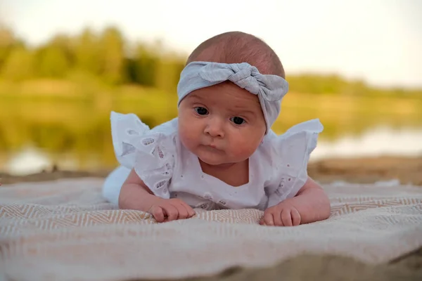 新生児の女の子はビーチにいます 白いドレスを着て — ストック写真
