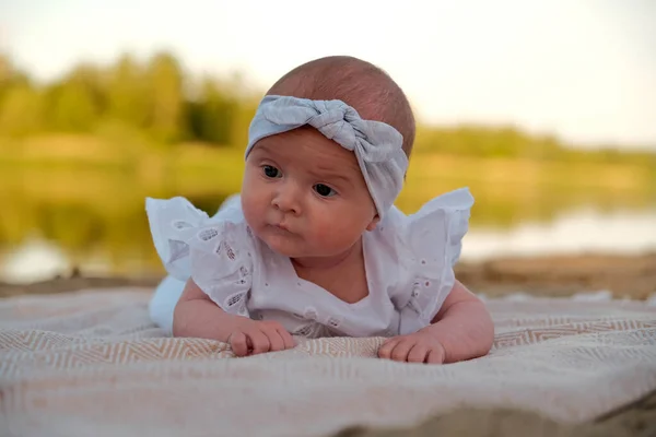 Novorozená Holčička Leží Pláži Bílých Šatech — Stock fotografie