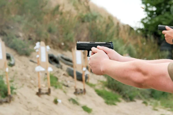 Seorang Pria Memegang Pistol Tangannya Latihan Menembak Pistol — Stok Foto