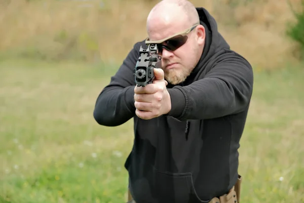 Man Threatens Combat Pistol Man Holding Gun His Hands — Stockfoto