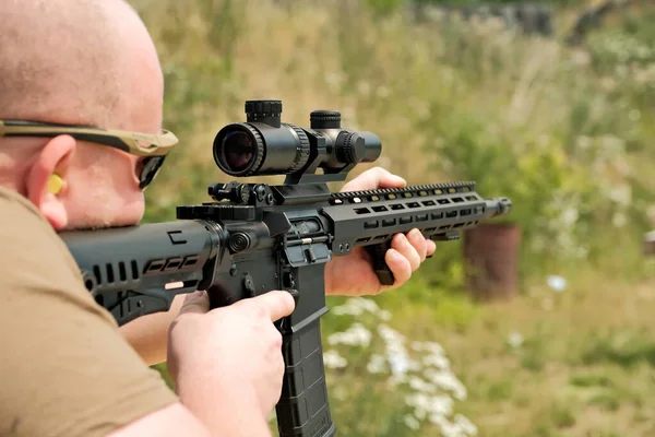 Man Holding Automatic Weapon Man Looks Sight Military Weapon — ストック写真