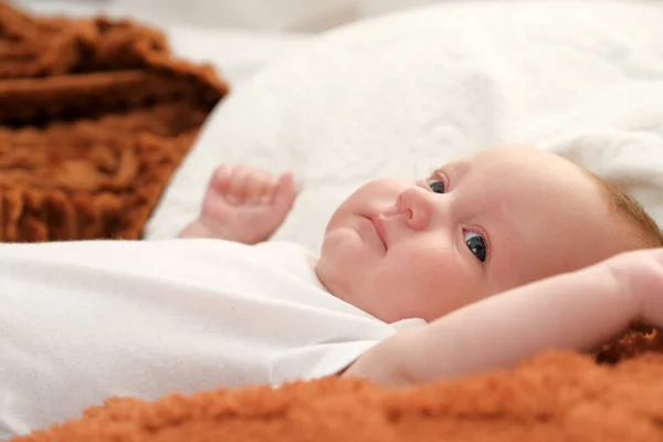Newborn Baby Lies Bed Baby Plays Bed — Stock Photo, Image