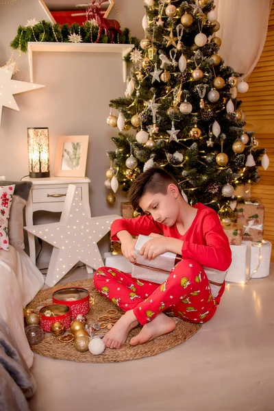 Child Opens Christmas Present Christmas Scandinavia Style — Fotografia de Stock