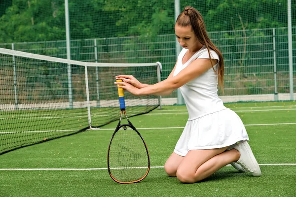 Girl White Sports Dress Sits Tennis Court Tennis Court Racket — Stock fotografie
