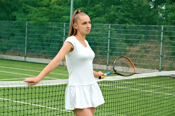 Ένα Κορίτσι Λευκό Αθλητικό Φόρεμα Στο Γήπεδο Του Τένις Γήπεδο — Φωτογραφία Αρχείου