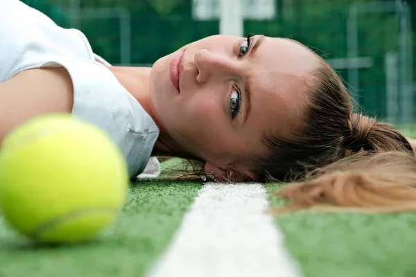 Girl White Sports Dress Lies Tennis Court Tennis Court Racket — Foto de Stock