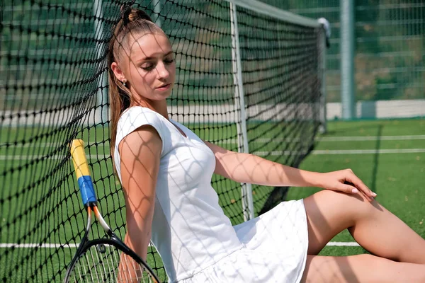 Girl White Sports Dress Sits Tennis Court Tennis Court Racket — Foto de Stock