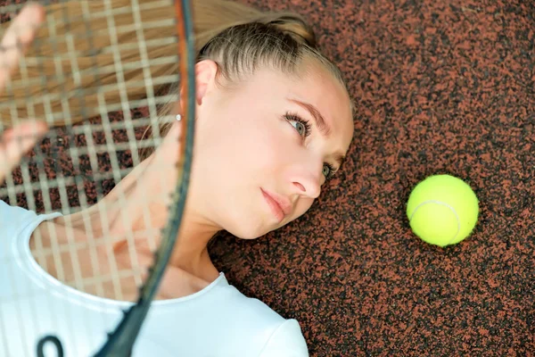Girl White Sports Dress Lies Tennis Court Tennis Court Racket — Foto de Stock
