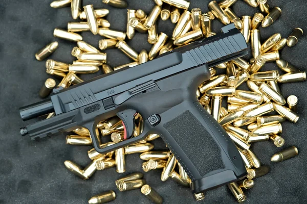 Pistol Lies Table Gun Cartridges Military Weapon — Foto de Stock