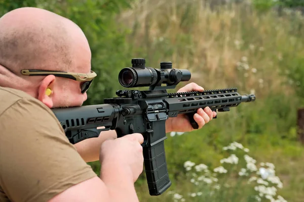 Man Holding Automatic Weapon Man Looks Sight Military Weapon — ストック写真