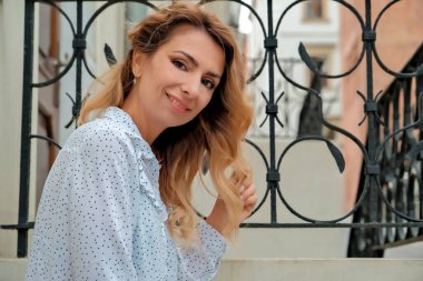 Kız Avrupa sokaklarında yürüyor. Reklamınıza bakın. Düşünceli kız.