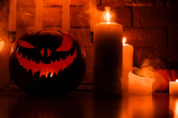 Halloween Ünnepi Sajátosságai Halloween Van Faragott Tök Gyertyák Füst Sötét — Stock Fotó