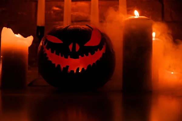 Halloween Ünnepi Sajátosságai Halloween Van Faragott Tök Gyertyák Füst Sötét — Stock Fotó