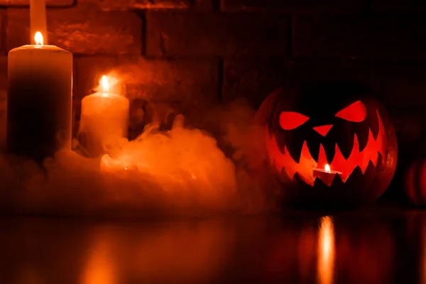 Gli Attributi Festivi Halloween Halloween Zucca Intagliata Candele Fumo Scena — Foto Stock