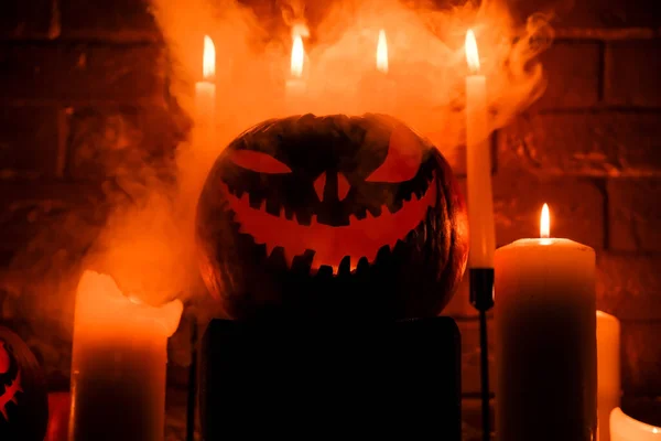 Halloween Ünnepi Sajátosságai Halloween Van Faragott Tök Gyertyák Füst Sötét — Stock Fotó