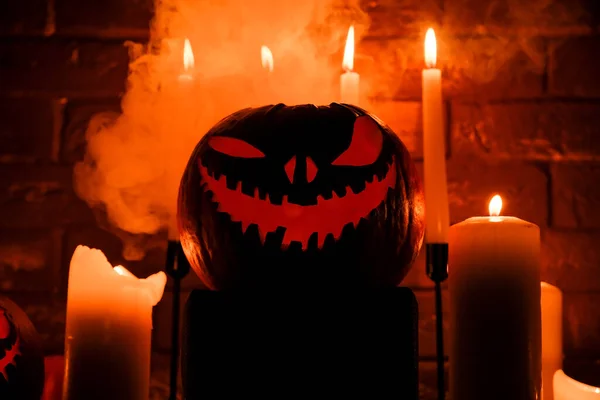 Halloween Ünnepi Sajátosságai Halloween Van Faragott Tök Gyertyák Füst Sötét — Stock Fotó