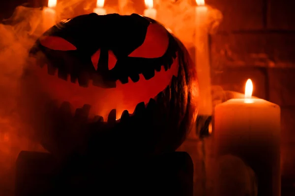 Halloween Ünnepi Sajátosságai Halloween Van Faragott Tök Gyertyák Füst Sötét — Stock Fotó