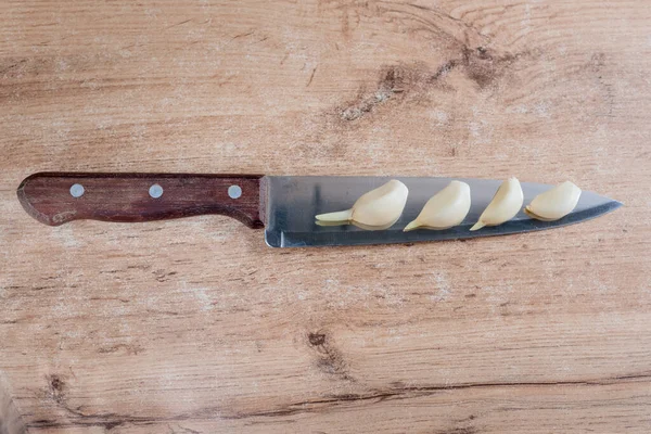 Czosnek Ząbki Leżą Dużym Nożem Kuchennym — Zdjęcie stockowe