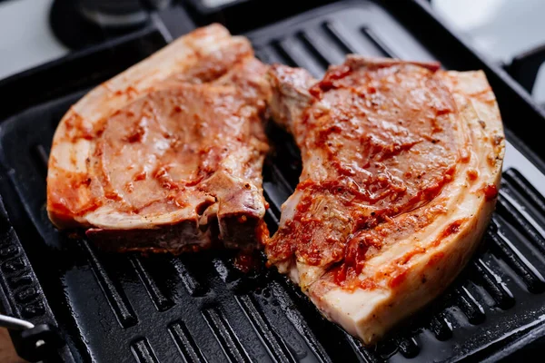 Costeleta Porco Bife Molho Temperos Fritos Uma Panela Grelha Processo — Fotografia de Stock