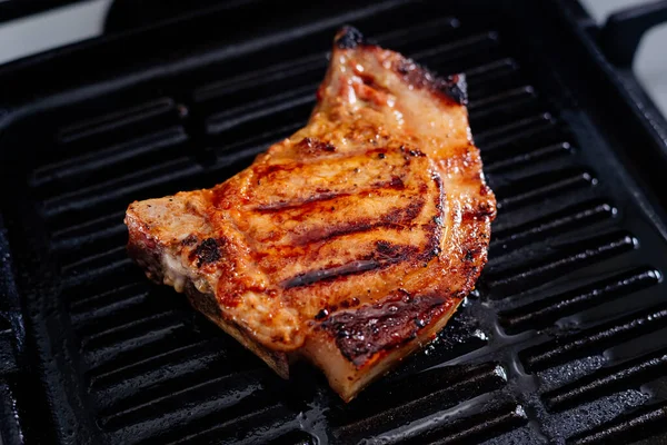 Soslu biftek ve ızgara tavada kızartılmış baharat. Domuz eti pişirme işlemi.