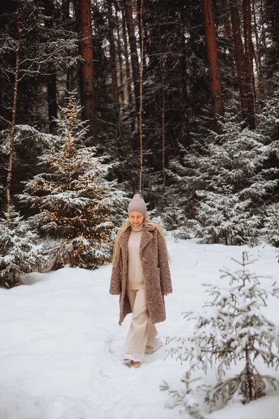 Winter photo of a young woman in a snow-covered forest — Stock Photo, Image