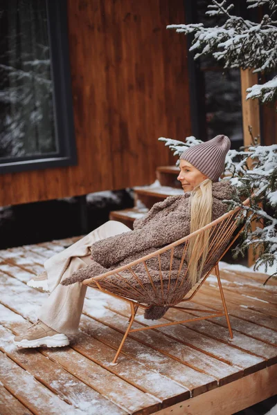 Porträtt av en ung flicka på vintern på gatan nära huset — Stockfoto
