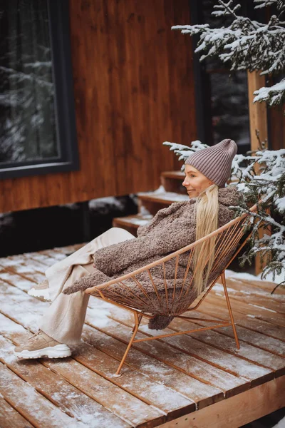 Portrait of a young girl in the winter on the street near the house — Foto de Stock