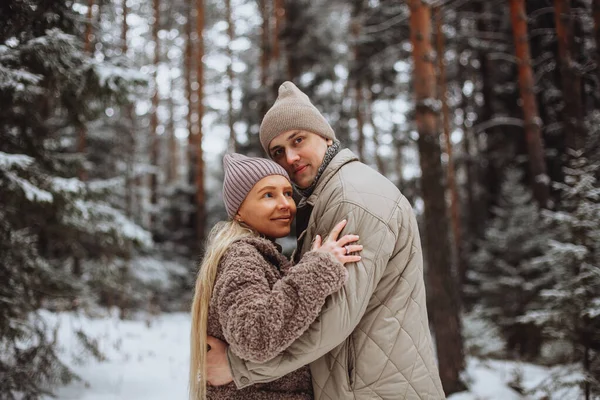 Loving Couple Winter Outdoors Snowy Forest Hugging Girl Hat Beige — Stock Photo, Image