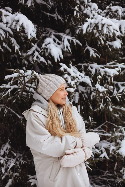 Portrait of a young girl in the winter in the forest — Photo