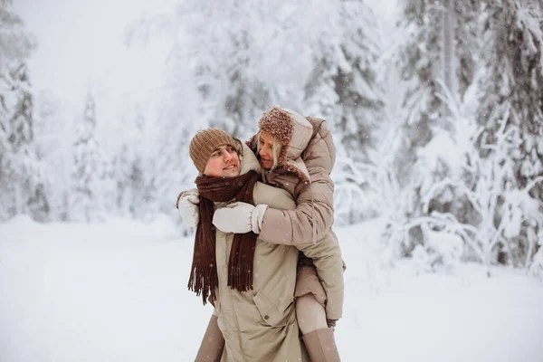 Pareja enamorada camina en el bosque de invierno —  Fotos de Stock