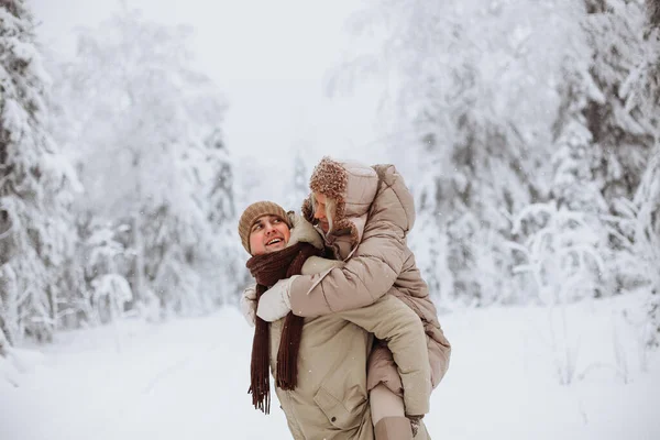 Couple in love walks in the winter forest — Stock Photo, Image