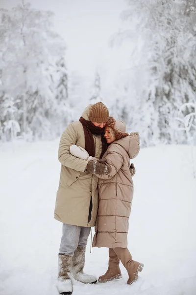 Loving couple hugging in the winter forest — Stock Photo, Image