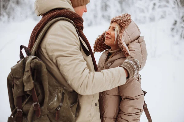 Couple in love walks in the winter forest — Zdjęcie stockowe