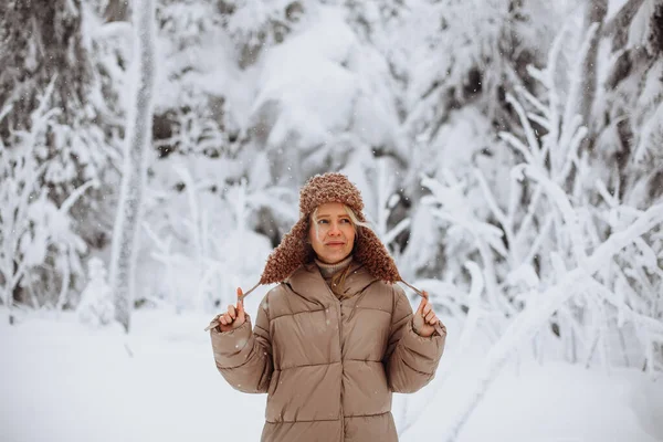 Retrato de una niña en el bosque de invierno —  Fotos de Stock