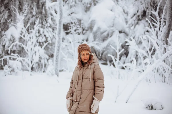 Portrait d'une jeune fille dans la forêt d'hiver — Photo