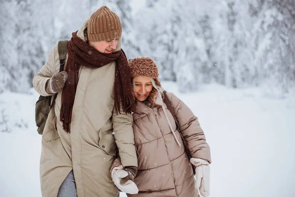 Couple in love walks through the winter forest — Stock Photo, Image