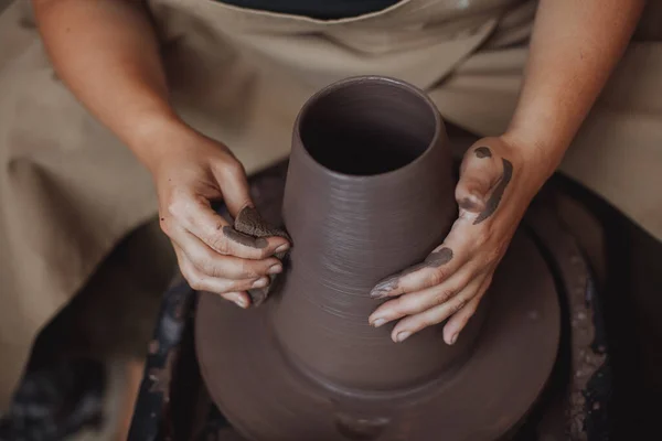 Жінка Середнього Віку Плюс Розмір Керамічному Фартусі Створює Глиняну Вазу — стокове фото