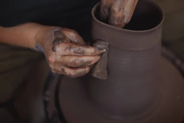 Жінка Середнього Віку Плюс Розмір Керамічному Фартусі Створює Глиняну Вазу — стокове фото