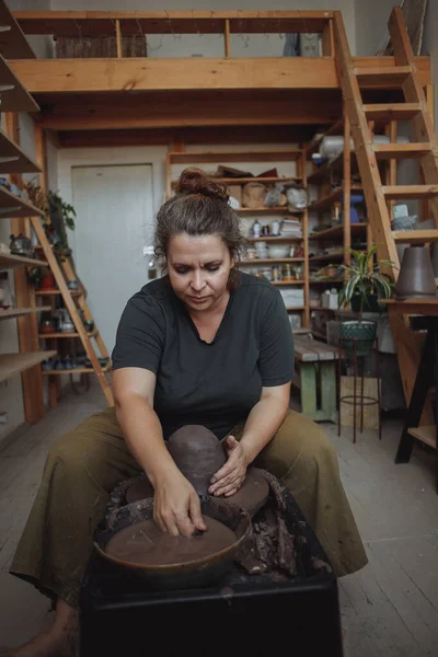Жінка Середнього Віку Плюс Розмір Створює Глиняну Вазу Гончарному Колесі — стокове фото