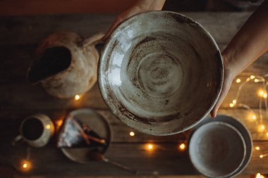 Seramik tabak tutan kız