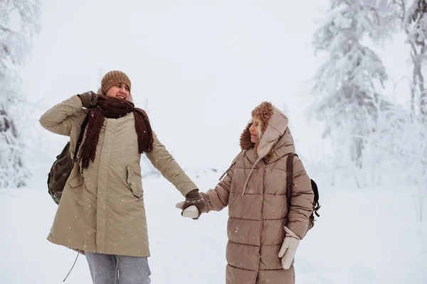 Couple in love walks through the winter forest — Stock Photo, Image